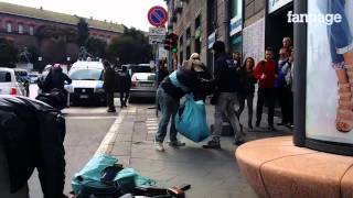 Immigrati e vigili urbani volano spintoni e calci a Napoli [upl. by Caril]