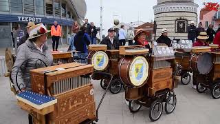 Warnemünde das Mecklenburger Drehorgel Orchester am 01052022 am Teepott Teil 1 [upl. by Nayra]