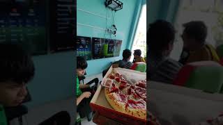 Donan pizzas para clientes de sala gamer [upl. by Curley530]