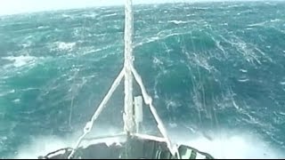 Un bateau remorqueur dans une tempête Force 12  Vague scélérate [upl. by Nnylcaj]