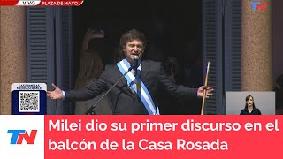 Javier Milei salió al balcón de la Casa Rosada a saludar a la gente que lo esperó en Plaza de Mayo [upl. by Zeus498]