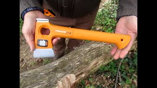 FISKARS X13 Campingaxt  ein originelles Leichtgewicht [upl. by Aneloc817]