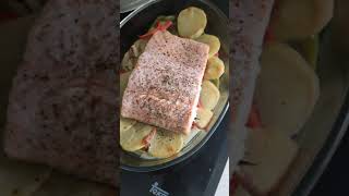 Como hacer Salmón al Horno con verduras y patatas [upl. by Ecirtnahc730]