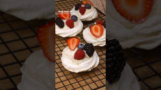 Como fazer Mini Pavlova com Frutas Vermelhas [upl. by Eli480]