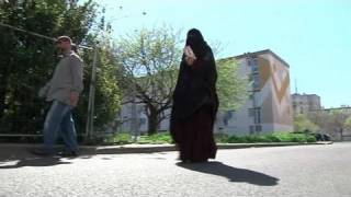 Une femme qui porte le niqab témoigne [upl. by Arakal]