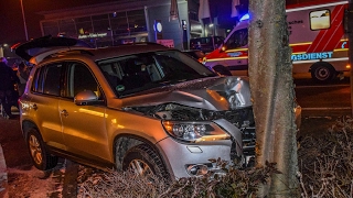 HORROR AM STEUER BEWUSSTLOS PKW rast in stehende Fahrzeuge  Baum FAHRER SCHWERVERLETZT [upl. by Naie835]