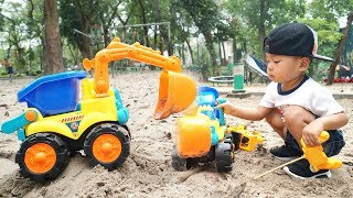 Trò Chơi Xe Tải Cần Cẩu Xúc Cát – Bé Bắp Đi Công Viên Chơi Cát Đồ Chơi Trẻ Em ♥ CreativeKids ♥ [upl. by Allegna]