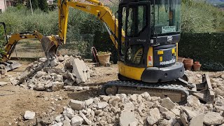 Demolizione cemento con escavatore komatsu pc35 e martello [upl. by Trembly]