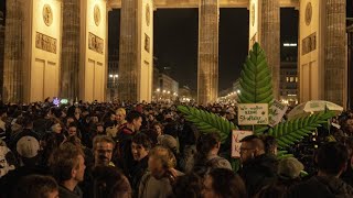 Großes „Ankiffen“ Hunderte feiern CannabisLegalisierung in Berlin [upl. by Nolly]