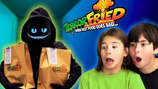 ¡Pedimos COMIDA y el repartidor oscuro trae TERROR FRIED 🍗👻 ¡Una Entrega Espeluznante [upl. by Eirrehs]