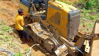 Loose Chain D5K XL Bulldozer Operator Reattaches Loose Chain [upl. by Lieberman763]