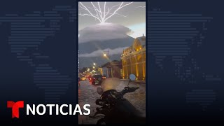 Tormenta de rayos sobre un volcán en Guatemala  Noticias Telemundo [upl. by Releehw]