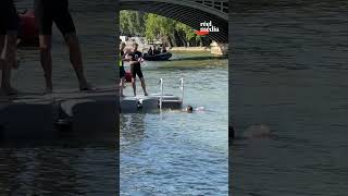 JO 2024  Anne Hidalgo et Tony Estanguet se baignent dans la Seine [upl. by Airdnalahs]