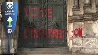 Des graffitis anarchistes à lentrée du SacréCoeur à Paris [upl. by Akeryt]