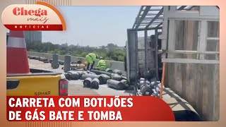 Carreta com botijões de gás tomba após bater em caminhão  Chega Mais Notícias 011024 [upl. by Yrekaz772]