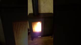 Invicta Akimix firestove pelletstove combinatie pelletkachel en houtkachel [upl. by Sargent57]