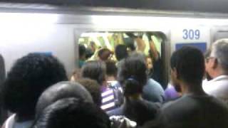 CPTM e Metrô difícil saber qual é pior [upl. by Ardnuahs48]