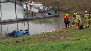 Porsche crasht in sloot na ontploffing in auto in Hendrik Ido Ambacht  Vele hulpdiensten met spoed [upl. by Herbst]