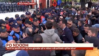 Përplasja e fundit policët i kap e qeshura gjatë përballjes me protestuesit [upl. by Aitsirk923]