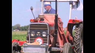 wwwtrekkertrekkernl  Suikerbieten schoffelen met de Massey Ferguson 265  Kongskilde [upl. by Neros745]