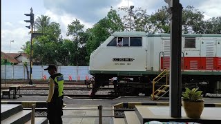 Melihat Kedatangan Dan Keberangkatan KA Baturraden Ekspres Dari Stasiun Ciamis [upl. by Ahsilif]