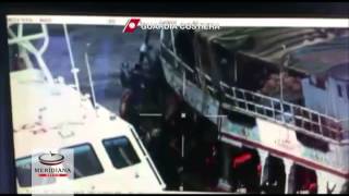 Sbarco migranti barcone con 121 profughi messo in salvo a Crotone [upl. by Chastity296]