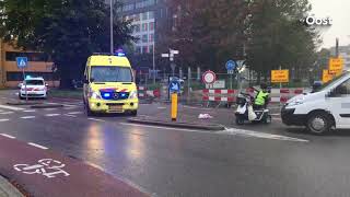 Bestuurder scootmobiel gewond na aanrijding met bestelauto op Westerstraat in Almelo [upl. by Atteras]