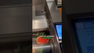 Kunde verwendet Brotschneidemaschine um damit Wassermelone zu schneiden shorts news [upl. by Isied]