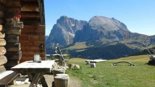 Wandern Südtirol auf der Seiseralm zur Edelweißhütte [upl. by Atnauqahs]