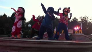 Disneyland Halloween 2010  Disney showtime spectacular  Stitch  Goofy  Milo [upl. by Tomlinson]