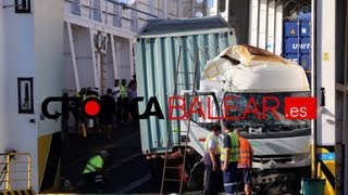 Trailer se suelta y choca dentro de la bodega del ferry BarcelonaPalma [upl. by Sasnett788]