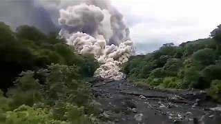 VOLCAN DE FUEGO Momento exacto de cuando baja el flujo piroclástico [upl. by Enelym893]