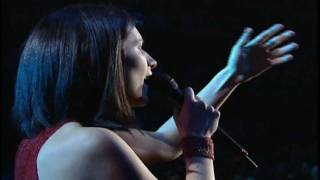 entre tu y mil mares  Laura Pausini live HD [upl. by Sillek449]