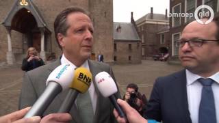 D66ers Alexander Pechtold en Wouter Koolmees lopen hand in hand beeld NOS [upl. by Browne]