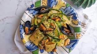 Pasta zucchine e cozze la ricetta del primo piatto semplice e gustoso [upl. by Eillah]