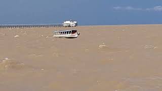 Barco na maré cheia e agitada em Macapá city [upl. by Deane74]