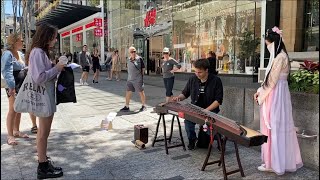 Traditional Chinese GuZheng music 澳洲布村街头古筝演奏：市集！期间遇见一位喜欢弹吉他的小哥哥，对古筝很感兴趣，于是有了这段即兴表演，大家评价一下：他弹得如何呢？ [upl. by Adliw292]