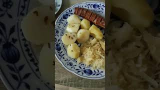 Leckere Bratwurst mit Sauerkraut und Kartoffeln [upl. by Acinnod]