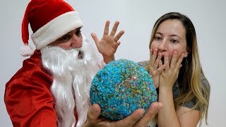 PAPAI NOEL FEZ UM DOCE GIGANTE  SANTA CLAUS MADE A GIANT CANDY  Somos 5inco [upl. by Currey240]