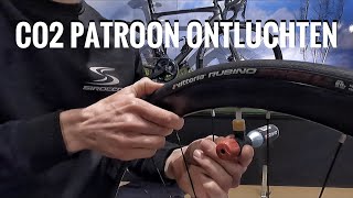 Zo gebruik je een CO2 PATROON om je FIETSBAND OP TE POMPEN 👌🏼  Fiets Tutorial 12 [upl. by Nuawad]