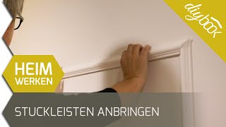 Das Tapetenbild  Stuckleisten anbringen und spachteln [upl. by Anaiq]