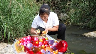 Treasure Hunt Success Girl Finds Gigantic PearlBearing Mussel Hiding in Plain Creek [upl. by Yesac]