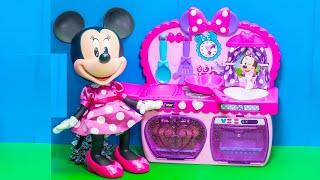 Exploring the Minnie Mouse Bowtastic Kitchen play set [upl. by Acenes]