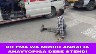 ANGALIA MLEMAVU WA MIGUU AKIPIGA DEBE STENDI YA MABASI NYEGEZI KIJIJINI MWANZA [upl. by Llenrac]