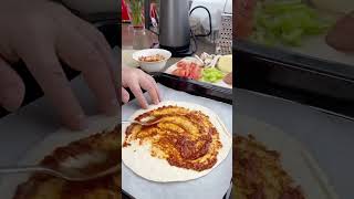 Kolay pizza tarifi 🌷paylaştım tadına doyamıycaksınız 💜hamur yoğurmadan￼🌟🍀🌺 [upl. by Honor]