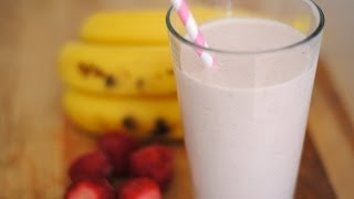 BATIDO DE PROTEÍNA CON FRESA Y BANANO  Cómo Hacer Un Batido de Proteína  SyS [upl. by Nosila]