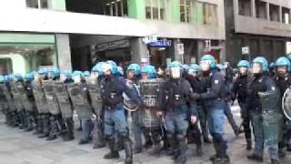 Torino la polizia carica per difendere bancitalia [upl. by Assetal]