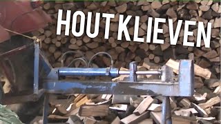 Hout klieven met de klover achter de IH 745xl  Op de terp [upl. by Gale]