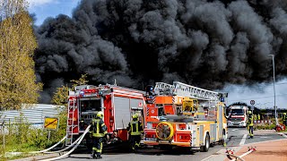 Ausgedehnter Großbrand in Neuss  Schrottplatz brennt in voller Ausdehnung  22042021 [upl. by Jairia]