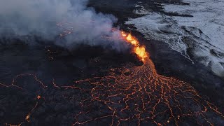 Islanda il vulcano nella penisola di Reykjanes torna a eruttare evacuata Grindavik [upl. by Adamik462]